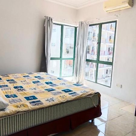 Gold Coast International Resort Kampong Bukit Beruang 外观 照片