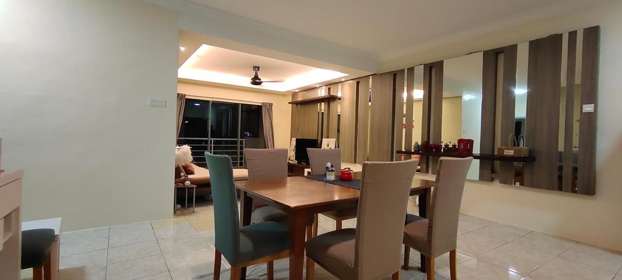 Gold Coast International Resort Kampong Bukit Beruang 外观 照片